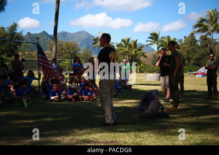 Space-Marines und zivile Beamte der Provost Marshal militärische Arbeitshunde Büroeinheit mit Hauptsitz Bataillon vom Marine Corps Base Hawaii beantworten Fragen und erklären Sie die Bedeutung ihrer Arbeit eine Cub Scout Truppe an Bord Marine Corps Training Bereich Balg, 5. März 2016. Marines und zivilen Beamten verschiedene Befehle gegeben ihre Hunde, ihre Intelligenz und ihren Gehorsam zu zeigen. Die Hundeführer auch zermürbte eine Biss-Jacke für ein mock nehmen von den Hunden, die Scouts zu zeigen, die Disziplin und Ausbildung der Hunde zeigen, wenn eine echte Bedrohung für. (US Marine Corps Foto: Lance Cpl. Stockfoto
