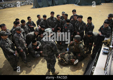 U.S. Navy Unteroffiziere 2. Klasse Bernard Etrata und Rogelio Saldana, mit Bekämpfung corpsmen Logistik Bataillon 13, 13 Marine Expeditionary Unit, Republik Korea Matrosen zeigen, wie Tactical combat casualty Care zu einem ROK Feldlazarett an Bord der Pohang ROK Marine Base, Südkorea, 16. März 2016 zu führen, während der Übung Ssang Yong 2016. Ssang Yong ist eine Biennale militärische Übung zur Stärkung der amphibische Landung Fähigkeiten von der Republik Korea, den USA, Neuseeland und Australien konzentriert. (U.S. Marine Corps Foto von MCIPAC bekämpfen Kamera Cpl. Allison Lotz/Freigegeben) Stockfoto