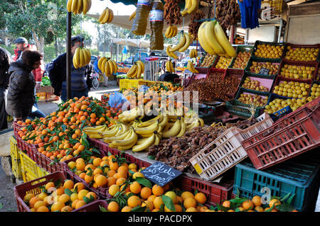 Markt im Norden von Tunesien, wo die Bauern produzieren viele Arten von Obst und Gemüse und die Welt berühmten Oliven. Stockfoto