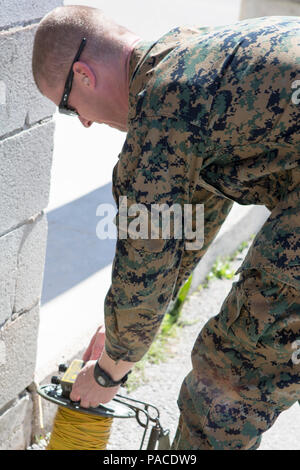 Us Marine Corps 1stLt. John C. Vroom, loslösung Logistik Offizier mit special-purpose Marine Air-Ground Task Force-Crisis Antwort - Afrika, beschäftigt die Kapazität 450-4 J für die Einleitung elektrische Strahlanlagen beim Abbruch der Ausbildung an Bord Naval Station Rota, Spanien, 10. März 2016 Entlastung. SPMAGTF-CR-AF Marines eine angewandte Sprengstoff Bereich durchgeführt, um die Fähigkeiten und beruflichen Standards zu verbessern. (U.S. Marine Corps Foto von Sgt. Kassie L. McDole/Freigegeben) Stockfoto