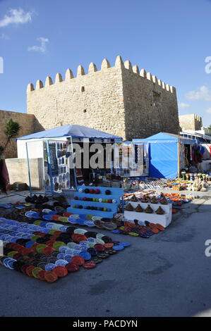 Tunesien: Die steinerne Mauer des Schlosses in der Medina von Gekomen mit ihren Souks und Händler unter Stockfoto