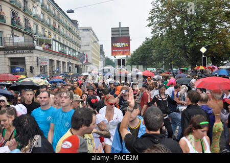 Die Partei muss weitergehen: RAVER an der Streetparade in Zürich-City Stockfoto