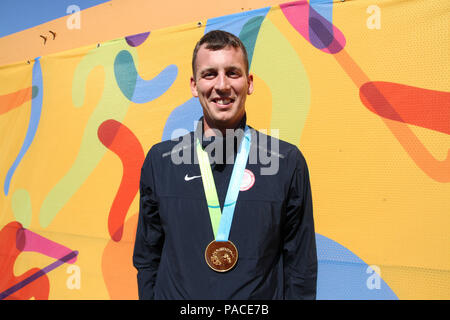 Staff Sgt. Brad Balsley zeigt seine Goldmedaille, nachdem er den Männern 25 meter Schnellfeuer Pistole Veranstaltung im Jahr 2015 US-Pan American Games in Toronto, Kanada, am 16. Juli. Balsley zuvor gewann eine Bronzemedaille im Schnellfeuer Pistole Meisterschaft während der usas Nationale Meisterschaften für Gewehr und Pistole hier 24. Juni bis 1. Juli, die Sicherung einer Stelle mit Team USA für die Gabala, Aserbaidschan, Wm im August. Stockfoto