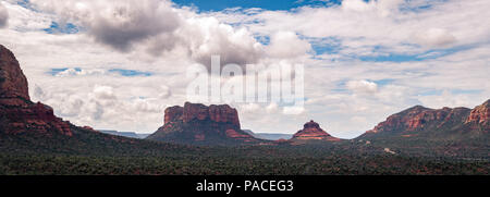Die schönen Berge von Sedona Arizona rot mit blauen Himmel und Wolken Stockfoto