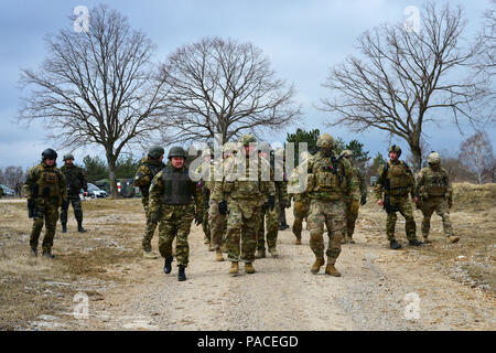 Us-Armee Oberstleutnant Michael Kloepper (rechts), Kommandeur der 2.BATAILLON, 503Rd Infanterie Regiment, 173Rd Airborne Brigade, erklärt Übung Rock Sokol zu Generalleutnant Friedrich 'Ben' Hodges (Mitte), Kommandierender General der US-Armee in Europa und Generalmajor Alan Geder (links), stellvertretender Generalstabschef der slowenischen Streitkräfte, im Rahmen eines Besuches der Brigade an Pocek in Postonja, Slowenien, 16. März 2016. Übung Rock Sokol ist ein bilaterales Training übung zwischen der US-Armee 173rd Airborne Brigade und der slowenischen Streitkräfte, die auf kleinen-unit Taktik und Gebäude auf dem Pre konzentriert Stockfoto