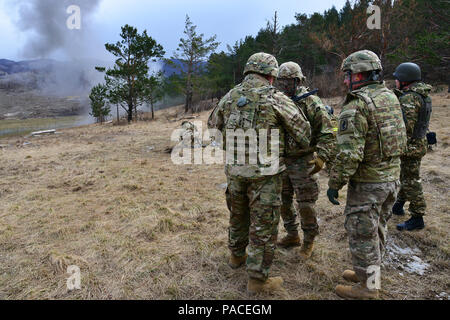 Us-Armee Oberstleutnant Michael Kloepper, Kommandeur der 2.BATAILLON, 503Rd Infanterie Regiment, 173Rd Airborne Brigade, Generalleutnant Friedrich 'Ben' Hodges, Kommandierender General der US-Armee in Europa und Oberst Gregor K. Anderson, Kommandeur der 173Rd Airborne Brigade, beobachten Sie die Demonstration als Teil eines Besuch der Feuerwehr während der Übung Rock Sokol an Pocek in Postonja, Slowenien, 16. März 2016. Übung Rock Sokol ist ein bilaterales Training übung zwischen der US-Armee 173rd Airborne Brigade und der slowenischen Streitkräfte, fokussiert auf kleine Einheit Taktik und aufbauend auf früheren Erfahrungen gelernt, f Stockfoto