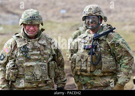 Us-Armee Oberstleutnant Michael Kloepper (rechts), Kommandeur der 2.BATAILLON, 503Rd Infanterie Regiment, 173Rd Airborne Brigade und Generalleutnant Friedrich 'Ben' Hodges (links), Kommandierender General der US Army Europe, beobachten Sie die Demonstration als Teil eines Besuch der Feuerwehr während der Übung Rock Sokol an Pocek in Postonja, Slowenien, 16. März 2016. Übung Rock Sokol ist ein bilaterales Training übung zwischen der US-Armee 173rd Airborne Brigade und der slowenischen Streitkräfte, fokussiert auf kleine Einheit Taktik und aufbauend auf frühere Erfahrungen, schmieden die Bindungen und die Verbesserung der Bereitschaft zwischen Stockfoto