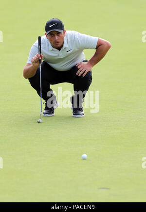 In Italien Francesco Molinari richtet einen Schlag auf dem 18 Grün während Tag drei der Open Championship 2018 in Carnoustie Golf Links, Angus. Stockfoto