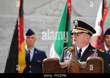 Armee Generalleutnant Perry Wiggins, kommandierender General der US-Armee nach Norden (fünfte Armee), an Joint Base San Antonio-Fort Sam Houston, Texas mit Sitz, liefert eine Adresse, 6. März 2016, während der jährlichen Gedenkfeier ehren die 1836 in der Schlacht von Alamo in San Antonio getötet. Wiggins diskutiert die historische Bedeutung der Schlacht und andere "Alamo Momente" in der amerikanischen Militärgeschichte Nach der Schlacht. (U.S. Air National Guard Foto von Tech. Sgt. Rebekkah Jandron) Stockfoto