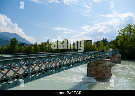 Innsbrucker Innenstadt anzeigen. Stahl Fußgängerbrücke. Innsteg Brücke Stockfoto