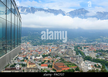 Antenne aus Innsbruck Bergisel Skispringen. Innsbruck von oben. Österreich Sehenswürdigkeiten Stockfoto