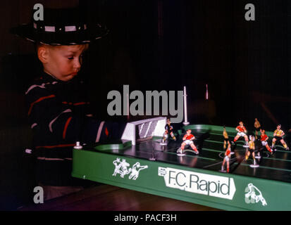 Kleiner Junge mit Cowboy-Hut, der in den 1960er Jahren bei einem FC Rapid-Spiel Tischfußball spielte Stockfoto