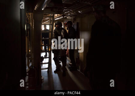 160316-N-ZE 250-043 Dakar, Senegal (16. März 2016) - Senior Chief Petty Officer Ed Hagan (rechts) beobachtet Kap Verde Küstenwache Segler die Durchführung von Besuchen, Board, Durchsuchung und Beschlagnahme Ausbildung an Bord der senegalesischen Kriegsschiff PHM Njambuur als Teil der pre-Übung - ups für Obangame/Sahara Express 2016 (OESE 16) in Dakar, Senegal, 16. März 2016. OESE 16, einer von drei afrikanischen regionalen express Serie Übungen durch US-amerikanische Seestreitkräfte Europa-afrika/USA erleichtert 6 Flotte, versucht, die regionale Zusammenarbeit zu erhöhen, maritimen Bereich Sensibilisierung, Information Sharing Praktiken und interoperabi verbessern Stockfoto