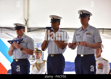 Coast Guard Cutter Boutwell Crewmitglieder bereiten derzeit die nationalen Ensign, Union Jack und die BOUTWELL der Inbetriebnahme Wimpel während der Stilllegung Zeremonie der 378-Fuß-Cutter am Naval Base San Diego, 16. März 2016. Nach 47 Jahren im Dienst, wird die Besatzung das Schiff für eine ausländische militärische Verkauf und Übertragung an den Philippinischen Marine vorbereiten. U.S. Coast Guard Foto von Petty Officer 1st Class Rob Simpson. Stockfoto