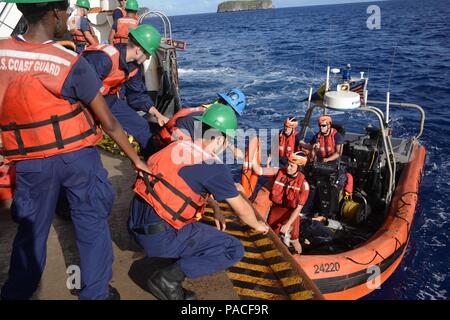 Besatzungsmitglieder an Bord USCGC Kukui (WLB 203) ein Leben Ring aus dem Schneider Boot erholen - grosse Mannschaft nach einem Mann über Bord Bohrer in der Nähe von Vava'u Tonga, 14. März 2016. Die Besatzung führt regelmäßige Schulungen Kenntnisse im Notfall zu gewährleisten. (U.S. Coast Guard Foto von Petty Officer 2. Klasse Melissa E. McKenzie/Freigegeben) Stockfoto