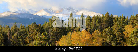 Longs Peak Panorama mit Herbst Laub und Schnee Rocky Mountain National Park, Colorado Stockfoto