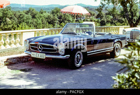 1964 Mercedes-Benz 230SL Cabrio-Sportwagen mit deutschem Hamburger Kennzeichen vor Hoteleingang, Grasse, Frankreich in den 1960er Jahren geparkt Stockfoto