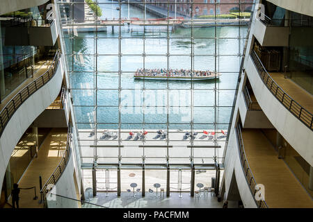 Blick aus den großen Fenstern der Königlichen Bibliothek in Kopenhagen ein Ausflugsboot um Drehen in den Kanal. Kopenhagen, 9. Juli 2018 Stockfoto