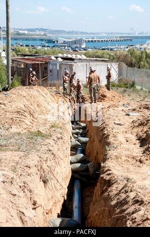 160316-N-VJ282-008-ROTA, Spanien (16. März 2016) Seabees zugewiesen Naval Mobile Bau-Bataillon 133 graben einen Graben für eine Zuleitung von Wasser während des Baus von den an Bord elektronische Systeme Auswertung Facility (SESEF) am Naval Station Rota 16. März 2016. Der SESEF wird die Navy, Coast Guard, Military Sealift Command sowie Alliierten ausländischen Marinen Test und Bewertung Dienstleistungen anzubieten. (Foto: U.S. Navy Mass Communication Specialist 1. Klasse Brian Dietrick/freigegeben) Stockfoto