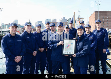 Hintere Adm. Linda Fagan, der Kommandant der Ersten Küstenwache Bezirk, steht mit der Crew der Coast Guard Cutter fliegende Fische, nachdem Sie das Team eine Mission Excellence Award an der Coast Guard Base Boston Donnerstag, 17. März 2016 präsentiert. Fliegende Fische ist eine 87-Fuss-Coastal Patrol Boat homeported in Boston für Häfen, Wasserwegen und Küsten Sicherheit, Fischerei Verordnungen durchzusetzen, sowie Such- und Rettungsmaßnahmen. (U.S. Coast Guard Foto von Petty Officer 2. Klasse Cynthia Oldham) Stockfoto