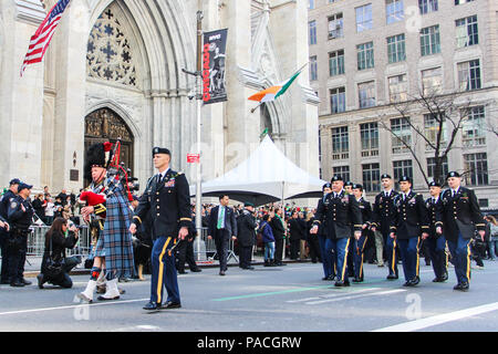 Oberstleutnant Sean Flynn, bataillonskommandeur der 1 Bataillon 69th Infanterie der New Yorker Nationalgarde Regiment", die Kämpfe 69 th, 'Links, führt sein Bataillon Vergangenheit St. Patrick's Cathedral, während sie marschieren Fifth Avenue während des 255 St. Patrick's Day Parade in New York City. (U.S. Marine Foto von Leutnant Matthew Stroup/freigegeben) Stockfoto