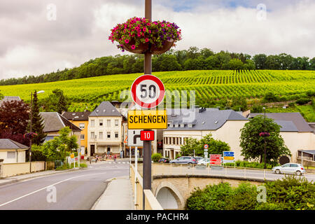 Eingangsschild zu Schengen, Luxemburg. Schengen ist am besten für das Schengener Abkommen 1985 unterzeichnet bekannt Stockfoto