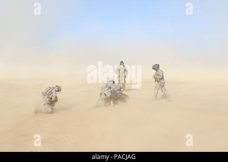 Flugmediziner des 3. General Support Aviation Battalion, 82nd Combat Aviation Brigade, treffen sich am 18. März mit Soldaten des 50th Expeditionary Signal Battalion, 35th Signal Brigade, in Fort Bragg, North Carolina, um Patientenverletzungen nach einem MEDEVAC-Szenario zu untersuchen. Die Ausbildung ermöglicht es Ärzten, direkte Informationen über die Unfallopfer zu sammeln, um eine genaue medizinische Beurteilung, angemessene Versorgung und Koordination zwischen Luftfahrt- und Bodeneinheiten während medizinischer Notevakuierungen sicherzustellen. Stockfoto