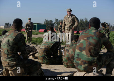 Ein Soldat der US-Armee mit 1St Battalion, 32nd Infantry Regiment, 1st Brigade Combat Team, 10 Mountain Division, beauftragt irakische Soldaten in der Irakischen Ranger Kurs im Camp Taji, Irak, 7. März 2016 eingeschrieben. Die Irakische Ranger Kurs ist eine erweiterte Infanterie Bekämpfung der Schule eingerichtet wurde, um Spezielle Betriebe Soldaten in der irakischen Armee auszubilden. Durch die irakischen Sicherheitskräfte durch beraten und unterstützen, und der Aufbau der Kapazitäten Missionen, die Combined Joint Task Force - Betrieb die Lösung der multinationale Koalition unterstützt die Regierung des Irak dazu auf, die Bedingungen zum Einstellen zu besiegen. Stockfoto