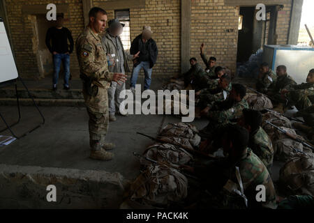 Ein Soldat der US-Armee mit 1St Battalion, 32nd Infantry Regiment, 1st Brigade Combat Team, 10 Mountain Division, unterrichtet ein Land navigation Klasse irakische Soldaten in der Irakischen Ranger Kurs im Camp Taji, Irak, 7. März 2016 eingeschrieben. Die Irakische Ranger Kurs ist eine erweiterte Infanterie Bekämpfung der Schule eingerichtet wurde, um Spezielle Betriebe Soldaten der irakischen Armee auszubilden. Die Schulung ist Teil des gesamten Combined Joint Task Force - inhärenten Building Partner Kapazität mission Lösen, die militärische Fähigkeit der irakischen Sicherheitskräfte im Kampf gegen die Islamischen Staat Irak zu erhöhen und die Stockfoto