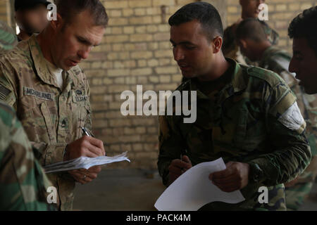 Ein Soldat der US-Armee mit 1st Battalion 32nd Infanterie-Regiment, 1st Brigade Combat Team, 10th Mountain Division zeigt Plotten einen Punkt auf einer Karte zu einem irakischen Soldaten der irakischen Ranger Kurs am Camp Taji, Irak, 7. März 2016 angemeldet. Der irakische Ranger-Kurs ist eine erweiterte Infanterie kämpfen Schule eingerichtet, um spezielle Operationen Soldaten für die irakische Armee auszubilden.  Durch die Aktivierung irakische Sicherheitskräfte durch beraten und unterstützen, und Bau Partner Kapazität Missionen, die Combined Joint Task Force – Betrieb innewohnende lösen multinationale Koalition der Regierung Ira hilft Stockfoto