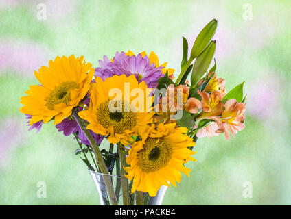 Attraktive blumenstrauß Anordnung von bunten Blumen in klarem Glas Vase Stockfoto