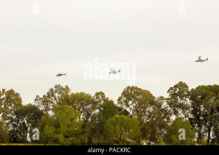 Us Marine Corps MV-22 Osprey mit Marine Medium Tiltrotor Squadron 263, Special-Purpose Marine Air-Ground Task Force-Crisis Antwort - Afrika und eine Spanische Eurocopter AS 532 Cougar mit 4 Manöver Hubschrauber Bataillon fliegen in Formation bei bilateralen Aviation Training, El Copero, Spanien, 17. März 2016. SPMAGTF-CR-AF Marines und BEHLMA IV spanischen Soldaten durchgeführten bilateralen Bildung Zusammenarbeit zwischen den USA und der spanischen Streitkräfte sowie zu erhöhen Kenntnisse und Vertrautheit der Bereich der Operationen. (U.S. Marine Corps Foto von Sgt. Kassie L. McDole/Freigegeben) Stockfoto