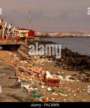 Chimbote, Peru - 18. April 2018: Müll am Strand angespült am Hafen von Chimbote in Peru Stockfoto