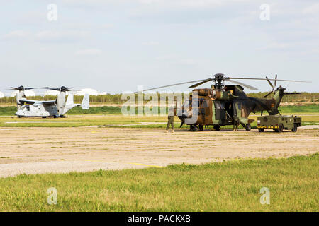 Ein U.S. Marine Corps MV-22 Osprey mit Marine Medium Tiltrotor Squadron 263, Special-Purpose Marine Air-Ground Task Force-Crisis Antwort - Afrika und eine Spanische Eurocopter AS 532 Cougar mit 4 Manöver Hubschrauber Bataillon vorbereiten für die Nebeneinander bei bilateralen Aviation Training, El Copero, Spanien, 17. März 2016. SPMAGTF-CR-AF Marines und BEHLMA IV spanischen Soldaten durchgeführten bilateralen Bildung Zusammenarbeit zwischen den USA und der spanischen Streitkräfte sowie zu erhöhen Kenntnisse und Vertrautheit der Bereich der Operationen. (U.S. Marine Corps Foto von Sgt. Kass Stockfoto