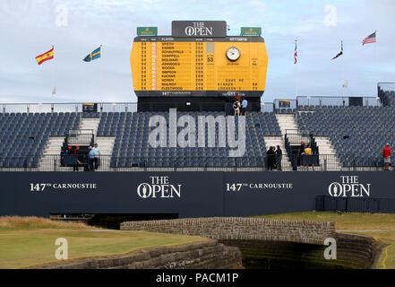 Ein Blick auf die Anzeigetafel am Ende von Tag drei, die USA Jordanien Spieth, USA Kevin Kisner und USA Xander Schauffele oben auf der Open Championship 2018 leaderboard an Carnoustie Golf Links, Angus. Stockfoto