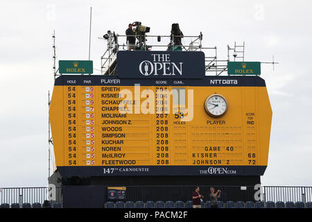 Ein Blick auf die Anzeigetafel am Ende von Tag drei, die USA Jordanien Spieth, USA Kevin Kisner und USA Xander Schauffele oben auf der Open Championship 2018 leaderboard an Carnoustie Golf Links, Angus. Stockfoto