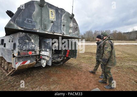 Die Deutsche uad-2 Artillerie Bataillons Brände die Panzer Haubitze 2000 während der gemeinsamen Operationen mit Archer Batterie, Field Artillery Squadron, 2d-Cavalry Regiment, an der 7. Armee gemeinsame Multinationale Ausbildung Befehl des Grafenwöhr Training Area, 16. März 2016. Ziel der Veranstaltung ist die Partnerschaft mit deutschen und US-Armee Artillerie zu leiten, während die Soldaten der einzelnen Nation kooperativen und solidarischen Multinationale Ausbildung zu erleben. (U.S. Armee Foto von visuellen Informationen Spezialist Gertrud Zach/freigegeben) Stockfoto