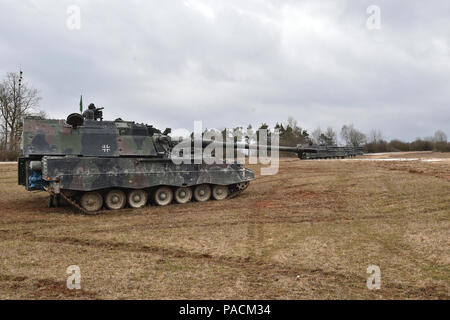 Die Deutsche uad-2 Artillerie Bataillons Brände die Panzer Haubitze 2000 während der gemeinsamen Operationen mit Archer Batterie, Field Artillery Squadron, 2d-Cavalry Regiment, an der 7. Armee gemeinsame Multinationale Ausbildung Befehl des Grafenwöhr Training Area, 16. März 2016. Ziel der Veranstaltung ist die Partnerschaft mit deutschen und US-Armee Artillerie zu leiten, während die Soldaten der einzelnen Nation kooperativen und solidarischen Multinationale Ausbildung zu erleben. (U.S. Armee Foto von visuellen Informationen Spezialist Gertrud Zach/freigegeben) Stockfoto