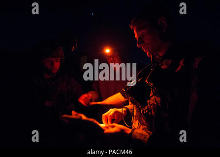 Tech. Sgt. Jeremy Rarang, Senior Airman Tormod Lillekroken, 2 Air Support Operations Squadron gemeinsame Endgerät angreifen Controller und Master Bombardier Mathiew Marcoux-Desrochres, ein gemeinsames Endgerät angreifen Controller aus dem Yankee Batterie des zweiten Regiments, Königliche kanadische berittene Artillerie, Schulung Ziele als Teil einer Nacht Ausbildung Szenario diskutieren während der Übung Serpentex '16 in Korsika, Frankreich, 15. März 2016. Lillekroken wuchs in Stange, Norwegen, und Links in Amerika zu leben, als er 20 Jahre alt war. Trat er in die US Air Force drei Jahre später ein Teil der Tactical Air zu werden Stockfoto