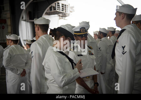 (28 März 2017) Lt. j.g. Camille Ross, Mitte und der machinist Mate (nuklearen) 1. Klasse Vallori Friseur Verhalten ein Kleid weiß Inspektion im Hangar Bucht der Flugzeugträger USS Dwight D. Eisenhower (CVN 69). Das Schiff ist pierside während der lebenserhaltung Phase des optimierten Flotte Antwort planen. Stockfoto