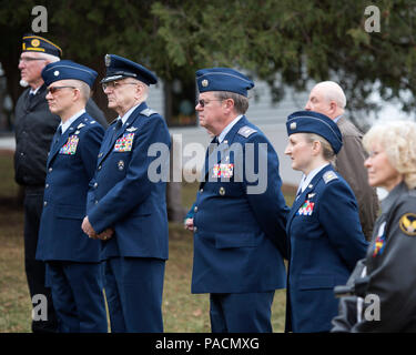 Familie, Freunde und Mitglieder der US-Streitkräfte sammeln das Leben von Elizabeth Strohfus in Fairbault, Minn., 15. März 2016 zu feiern. Strohfus war einer der letzten verbleibenden WWII Frauen Airforce Service Pilot (W.A.S.P.) Mitglieder, die den Weg für andere Frauen in der Luftfahrt Welt nach ihr zu geben. (U.S. Air National Guard Foto von Tech. Sgt. Amy M. Lovgren/Freigegeben) Stockfoto