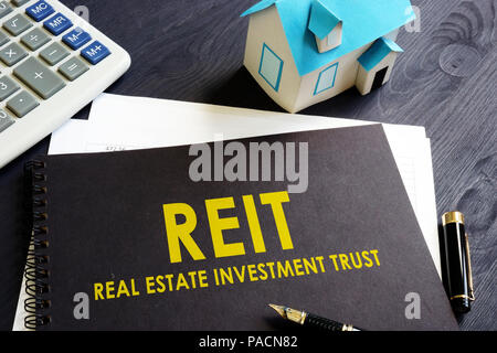 Real Estate Investment Trust REIT auf einem Büro Schreibtisch. Stockfoto