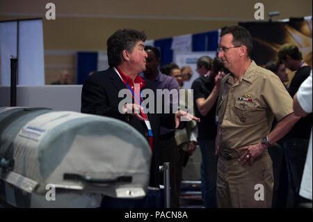 NATIONAL HARBOR, Md (Apr. 2, 2017) der hinteren Adm. David Hahn, Leiter der Naval Research, spricht mit Anthony Mulligan, Gründer und CEO, Hydronalix, Inc., über die Not-integrierte Lifesaving Lanyard (EMILY), einen Roboter von Rettungsschwimmern für Rettungs Schwimmer verwendet, vor der Eröffnung der Abteilung für die Marine Forum für Small Business Innovation Research/Small Business Technology Transfer (SBIR/STTR) Übergang. Das Forum ist ein langjähriger Veranstaltungsort für den Anschluss SBIR/STTR-geförderten Technologien mit warfighters, Regierung, Akquisition und technische Personal, große Primzahlen, Systemintegratoren, ein Stockfoto