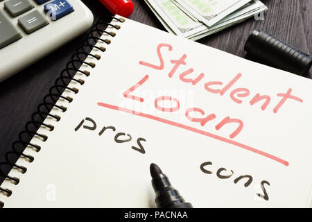 Student Loan Vor- und Nachteile auf einer Seite geschrieben. Stockfoto