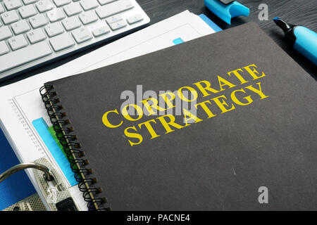 Unternehmensstrategie planen und Dokumente auf einem Schreibtisch. Stockfoto