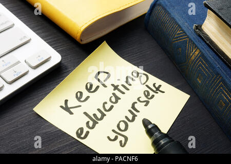 Halten Sie sich erziehen. Buch und Tastatur. Lebenslanges Lernen. Stockfoto