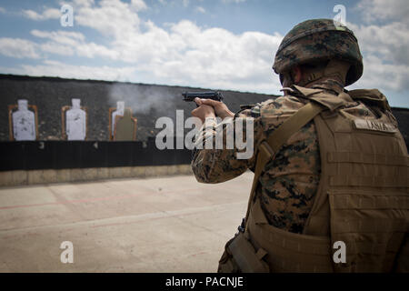 Cpl. Mario Lanza feuert seine M9 Beretta Pistole am endgültigen Ziel in einem Kurs auf der Kaneohe Bay Bereich Training Service an Bord der Marine Corps Base Hawaii, 15. März 2016. Lanza ist ein kleines Wappen Werkstatt mit 1St Bataillon, 12 Marine Regiment. Das Marine Corps Combat Shooting Team erleichtert das erste Pacific Combat schießen Match von März 14-17. Die Marines, die verschiedene Kurse von Feuer, ihre Fähigkeit getestet, die Waffen zu wechseln, laden sie Munition teilgenommen abgeschlossen und die Ziele auf das Fliegen. (U.S. Marine Corps Foto von Sgt. Matthew J. Bragg) Stockfoto