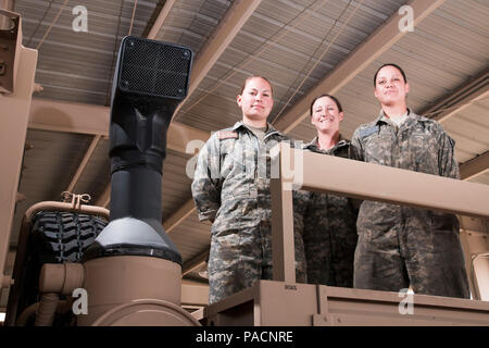 Sgt. Lea Delgado, Tacoma, Washington, Bewohner, SPC. Kristie Bell, Aberdeen, Washington, Bewohner, und SPC. Katherine Nevarez, ein San Pedro, Kalifornien, Bewohner, alle Soldaten mit Firma E, 1.BATAILLON, 140 Aviation Regiment, 40th Combat Aviation Brigade stand oben auf eine leichte taktische Mobilität Fahrzeug in Ihrer Werkstatt am Lager Buehring, Kuwait, am 18. März. Die Firma E Wartung" ist verantwortlich für die Reparatur von Fahrzeugen und Anlagen im gesamten Task Force Longknife. (U.S. Armee Foto: Staff Sgt. Ian M. Kummer, 40th Combat Aviation Brigade Public Affairs) Stockfoto