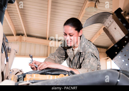 San Pedro, Kalifornien, ansässigen Spc. Katherine Nevarez, ein radfahrzeug Mechaniker mit Firma E, 1.BATAILLON, 140 Aviation Regiment, 40th Combat Aviation Brigade, führt vorbeugende Wartungsarbeiten am Motor eines leichten Mobilität taktische Fahrzeug in Ihrer Werkstatt am Lager Buehring, Kuwait, am 18. März. Die Firma E Wartung" ist verantwortlich für die Reparatur von Fahrzeugen und Anlagen im gesamten Task Force Longknife. (U.S. Armee Foto: Staff Sgt. Ian M. Kummer, 40th Combat Aviation Brigade Public Affairs) Stockfoto