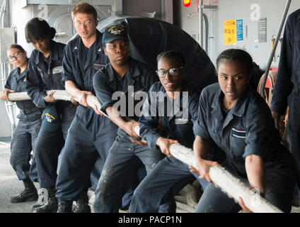 YOKOSUKA, Japan (12. Mai 2017) Segler hebe einen Liegeplatz auf der fantail der Marine vorwärts - bereitgestellt Flugzeugträger USS Ronald Reagan (CVN 76), wie es Moore pier Seite an Commander, Flotte Aktivitäten Yokosuka (CFAY). Ronald Reagan kehrte nach CFAY nach Abschluss meer Wanderwege, eine Ordnance onload und Auffüllung-auf-See. Ronald Reagan, das Flaggschiff der Carrier Strike Group 5, bietet eine Bekämpfung bereit, Kraft, schützt und verteidigt die kollektive maritime Interessen seiner Verbündeten und Partnern in der Indo-Asia-Pazifik-Region. Stockfoto